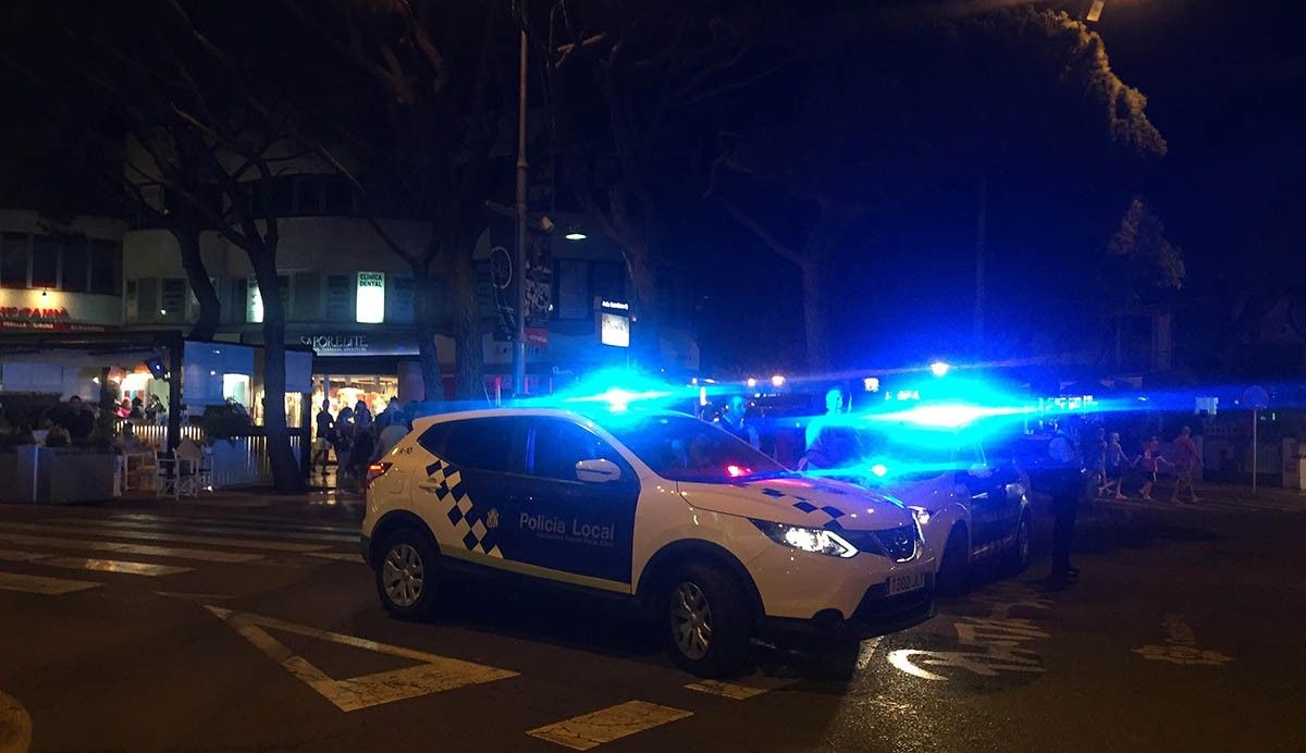 Vehicles policials al Passeig Marítim de Platja d'Aro, dimarts passat a la nit