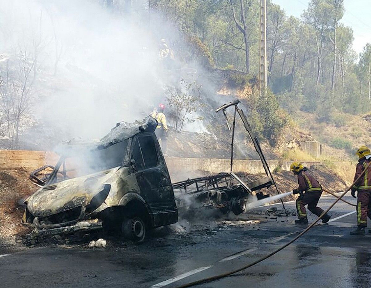 Bombers treballen per extingir l'incendi d'un camió a Colomers