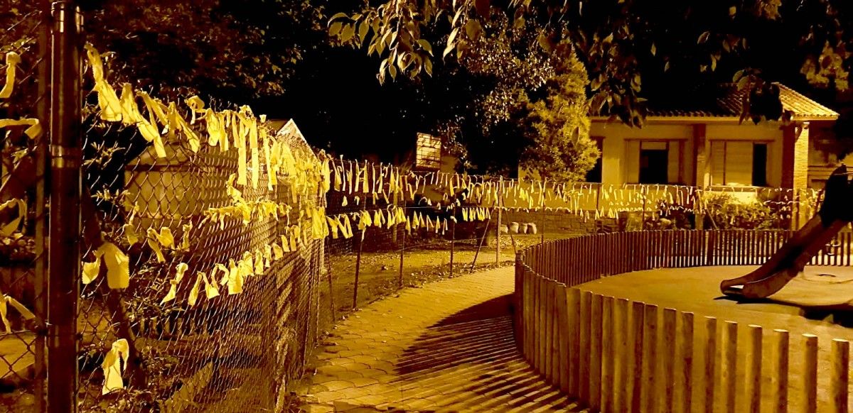 Llaços grocs a la tanca de la plaça Vallès de Sabadell