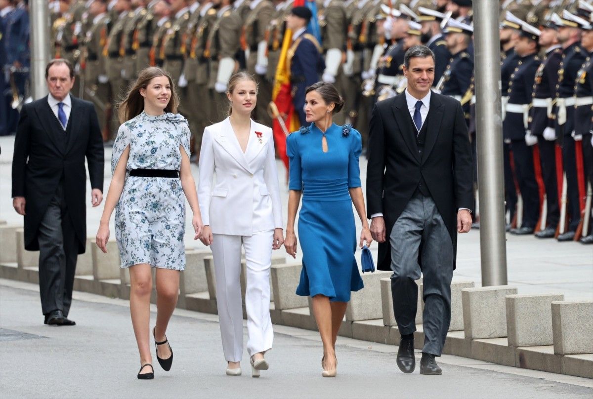 Sofia, Elionor, Letícia i Pedro Sánchez, aquest dimarts a la carrera de San Jerónimo