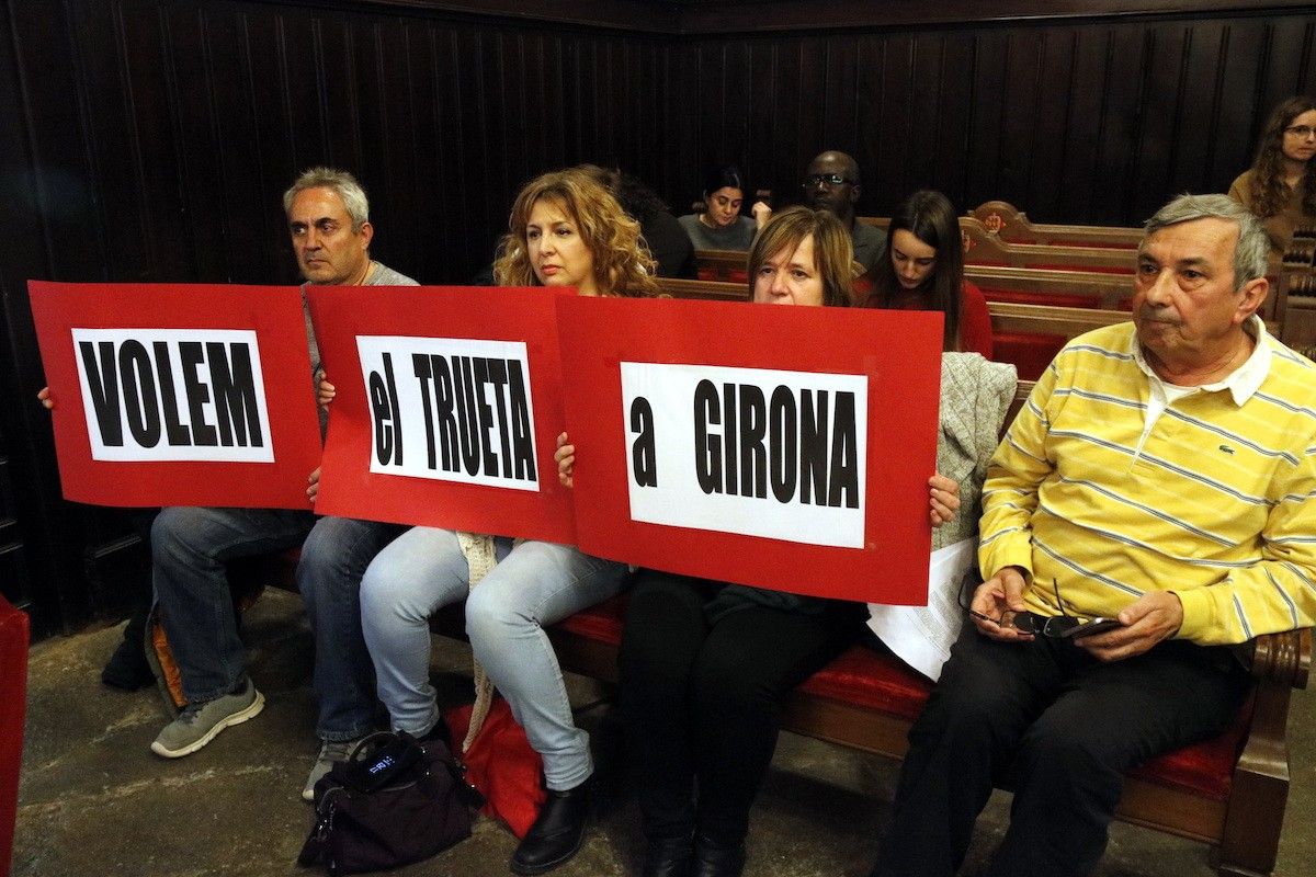 Representants de CCOO han desplegat pancartes al ple de Girona sobre el nou Trueta.
