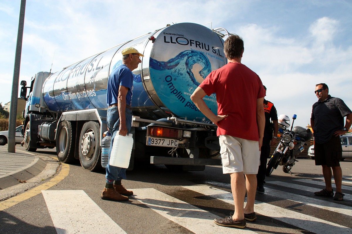 Veïns recollint aigua a la Bisbal D'Empordà