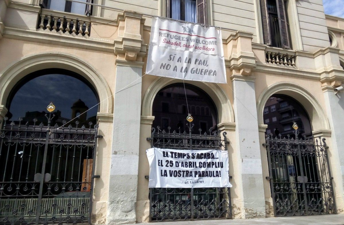 La pancarta penjada a l'Ajuntament, a la plaça Doctor Robert 