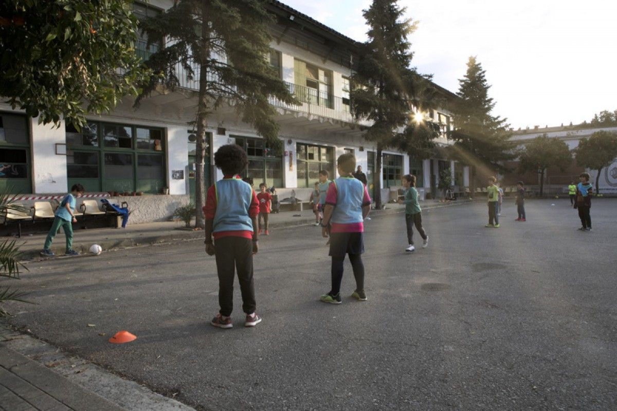 Nens jugant a futbol a la caserna de la Guàrdia Civil