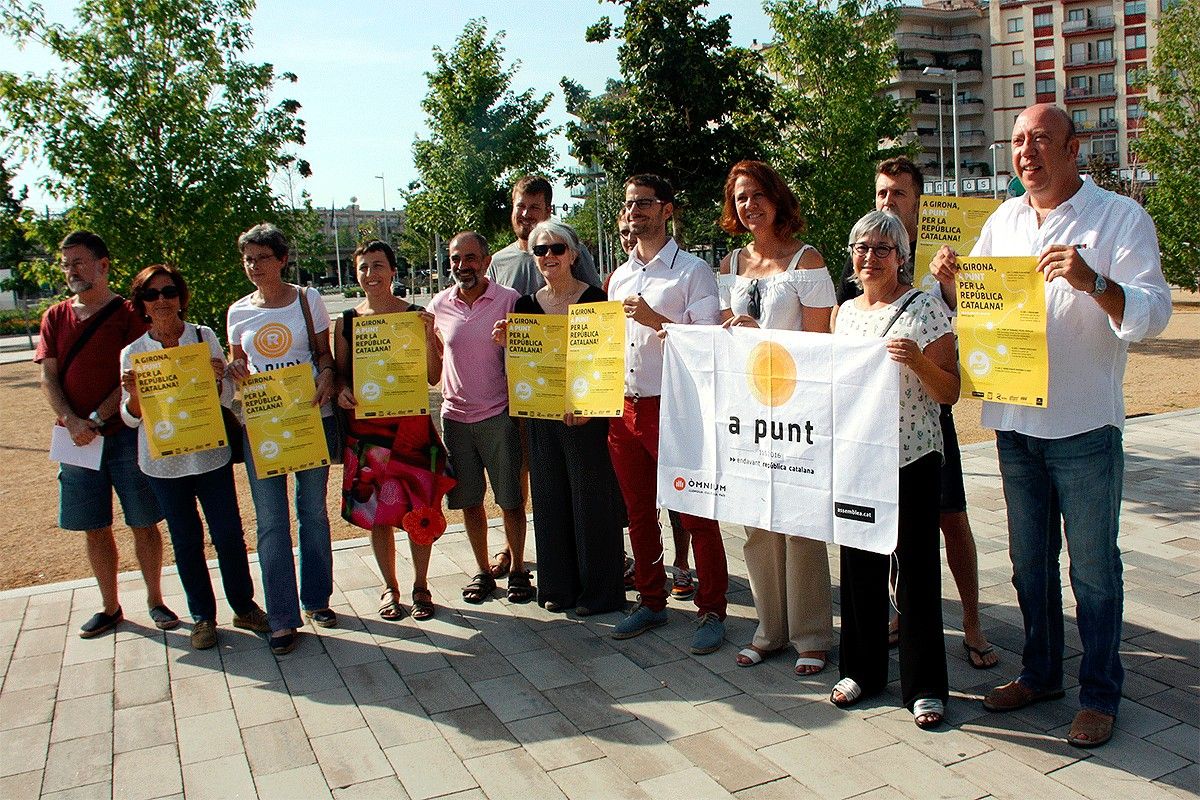 Els organitzadors de la Diada a Girona, aquest dilluns amb l'alcadessa Marta Madrenas