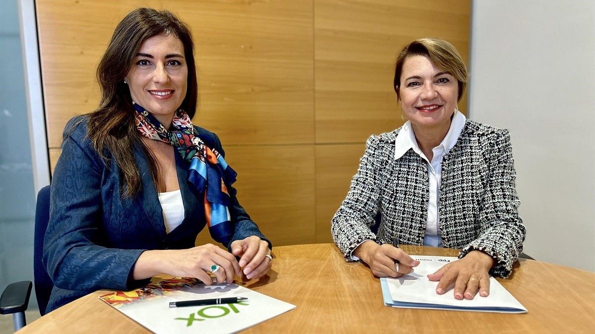 Representants de PP i Vox signant l'acord contra el català a l'educació balear