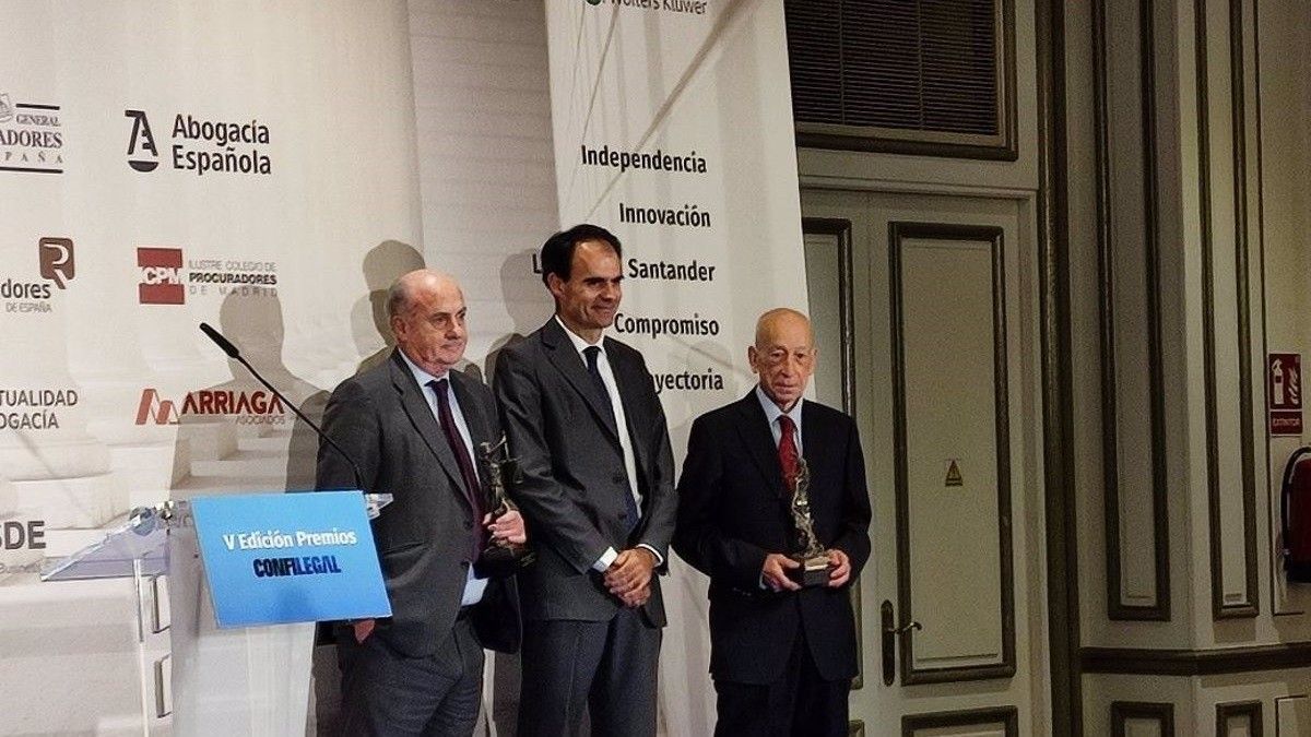 García Castellón, a l'esquerra de la imatge, recollint un premi