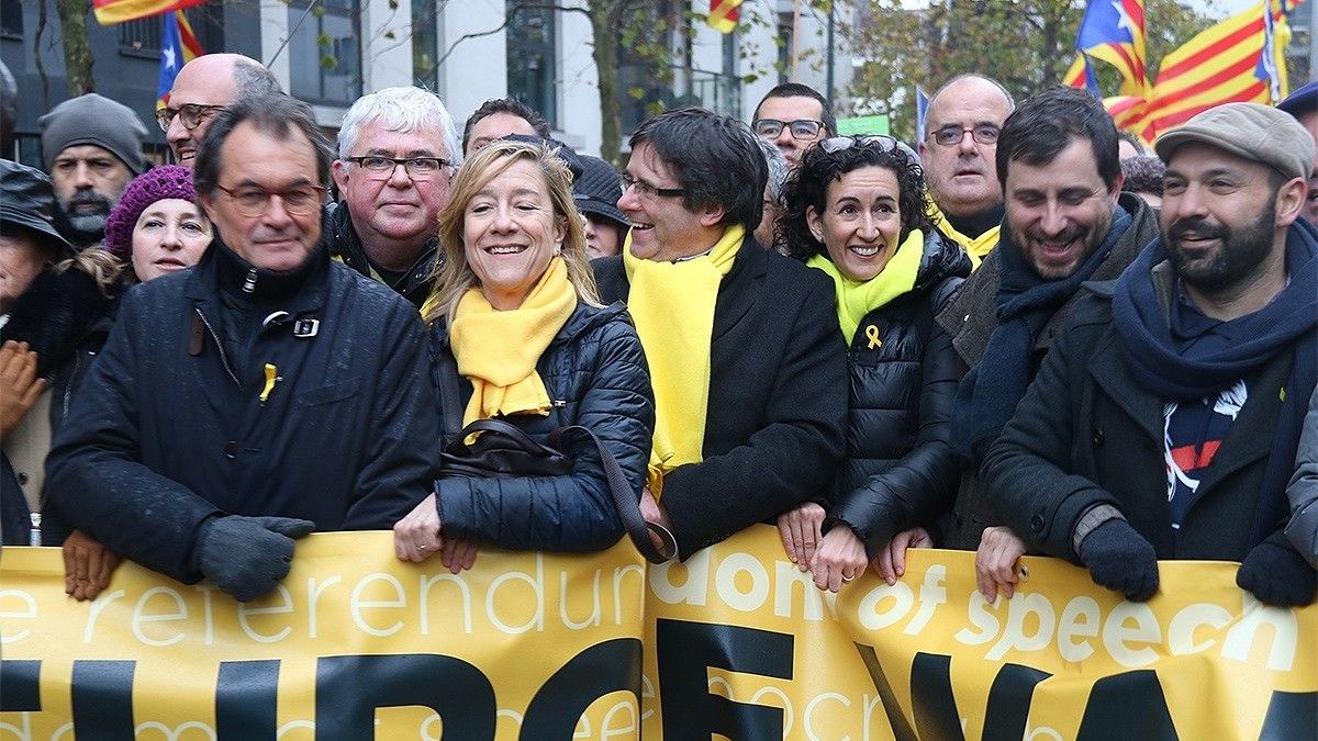 Marta Rovira i Carles Puigdemont, en una manifestació a Brussel·les.