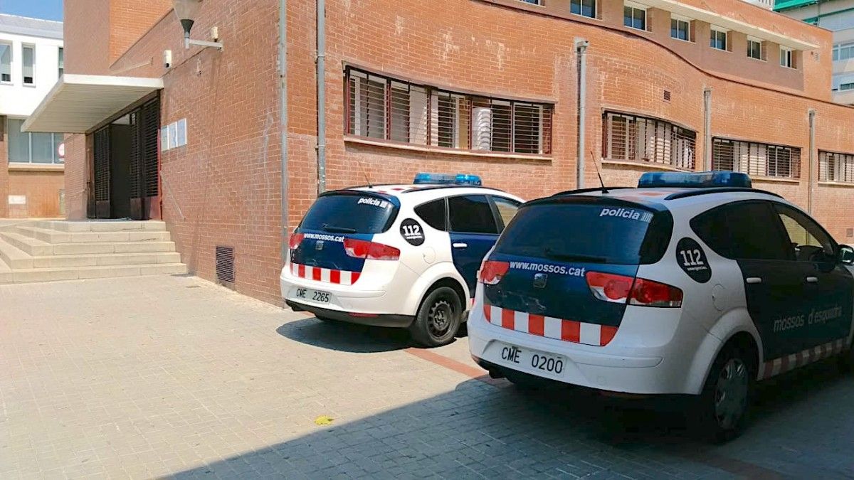 Dos vehicles dels Mossos, a Sabadell