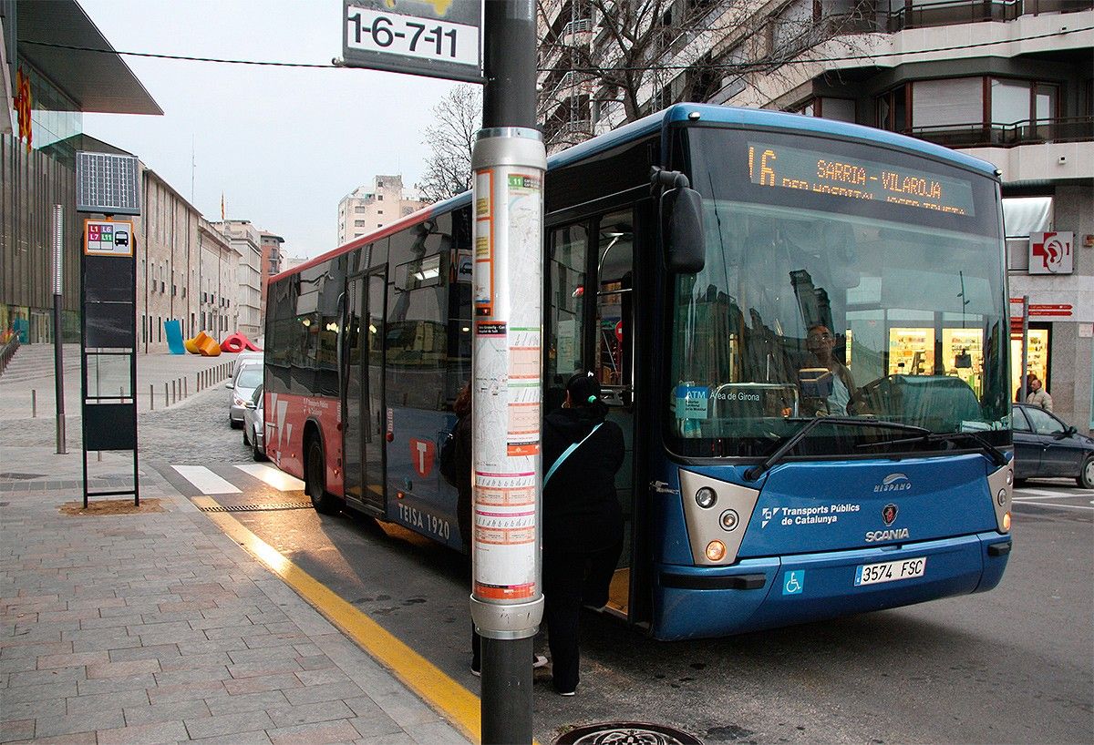 Un autobús, aturat a la parada de plaça Catalunya de Girona, en una imatge d'arxiu