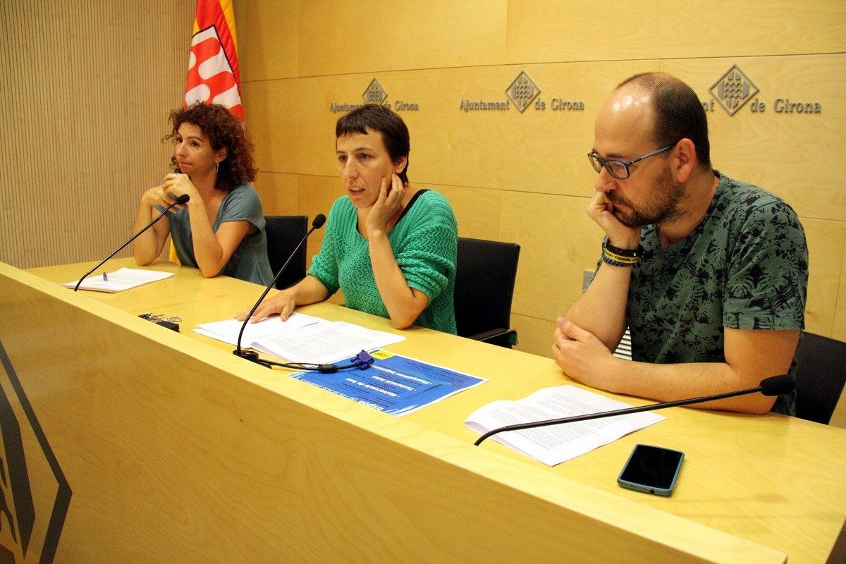 L'advocada Montse Vinyets, la portaveu de la CUP a Girona, Laia Pèlach, i el seu homòleg a Salt, Ferran Burch, aquest dimarts