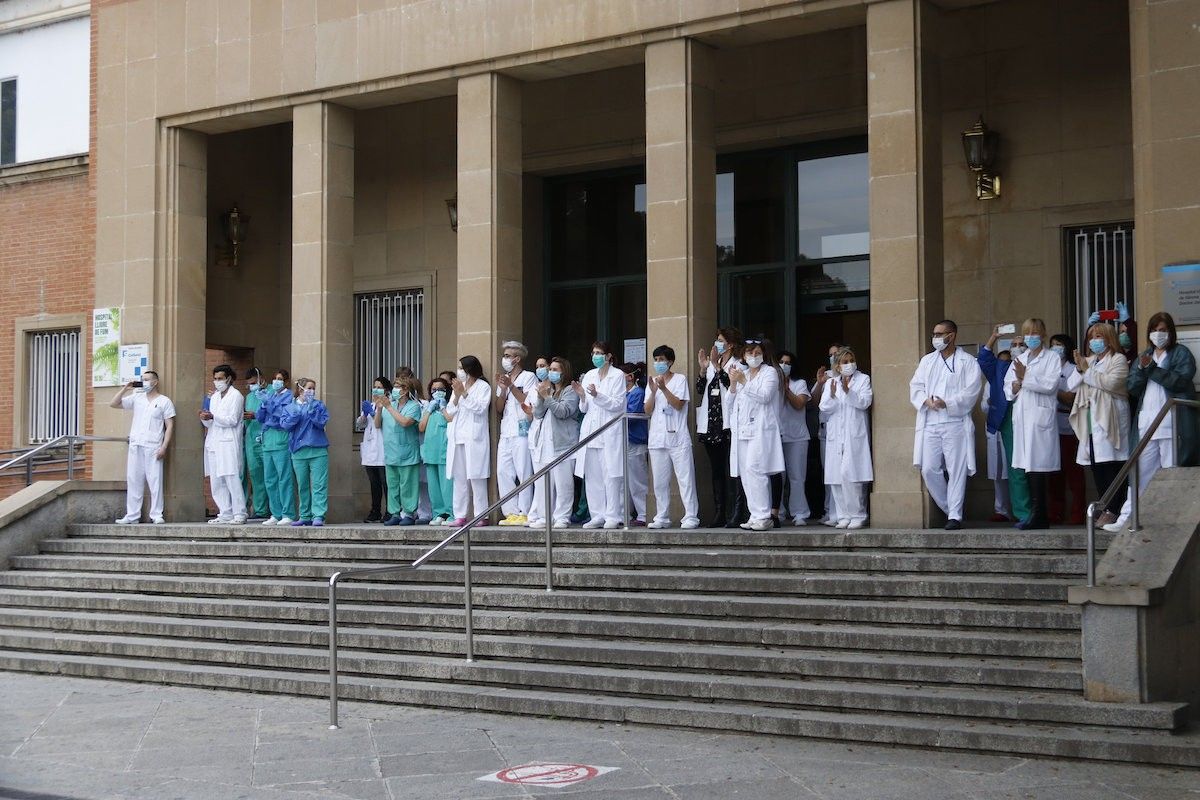 Treballadors de l'Hospital Josep Trueta de Girona aplaudeixen als cossos de seguretat i emergències aquest 24 de març.