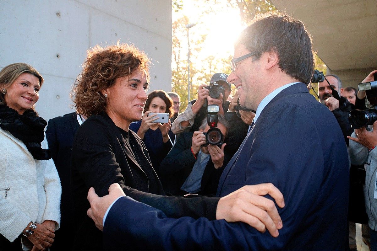 Carles Puigdemont i Dolors Montserrat se saluden efusivament a Girona