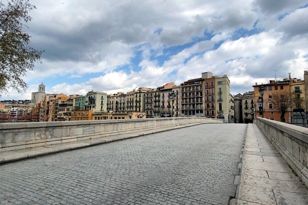 Pla general del pont de pedra de Girona, buit durant l'estat d'alarma per la pandèmia.