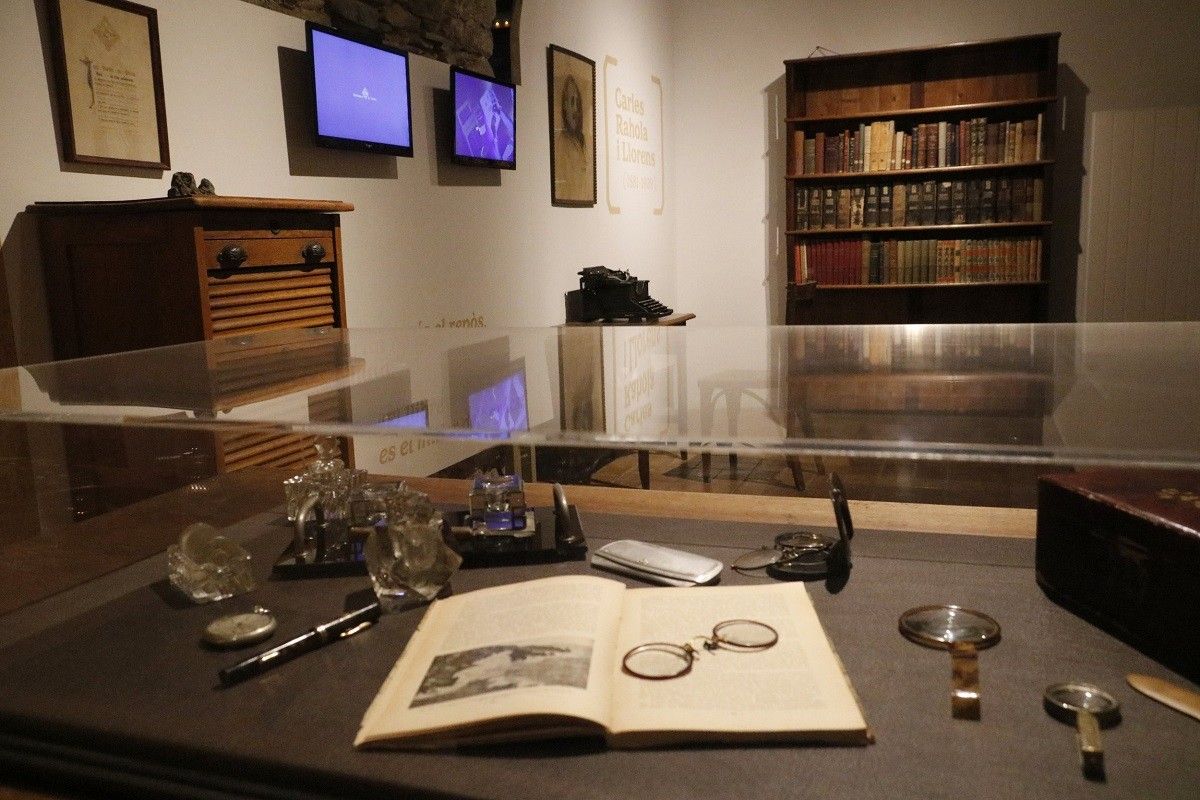 Objectes del despatx de Carles Rahola al Museu d'Història de Girona