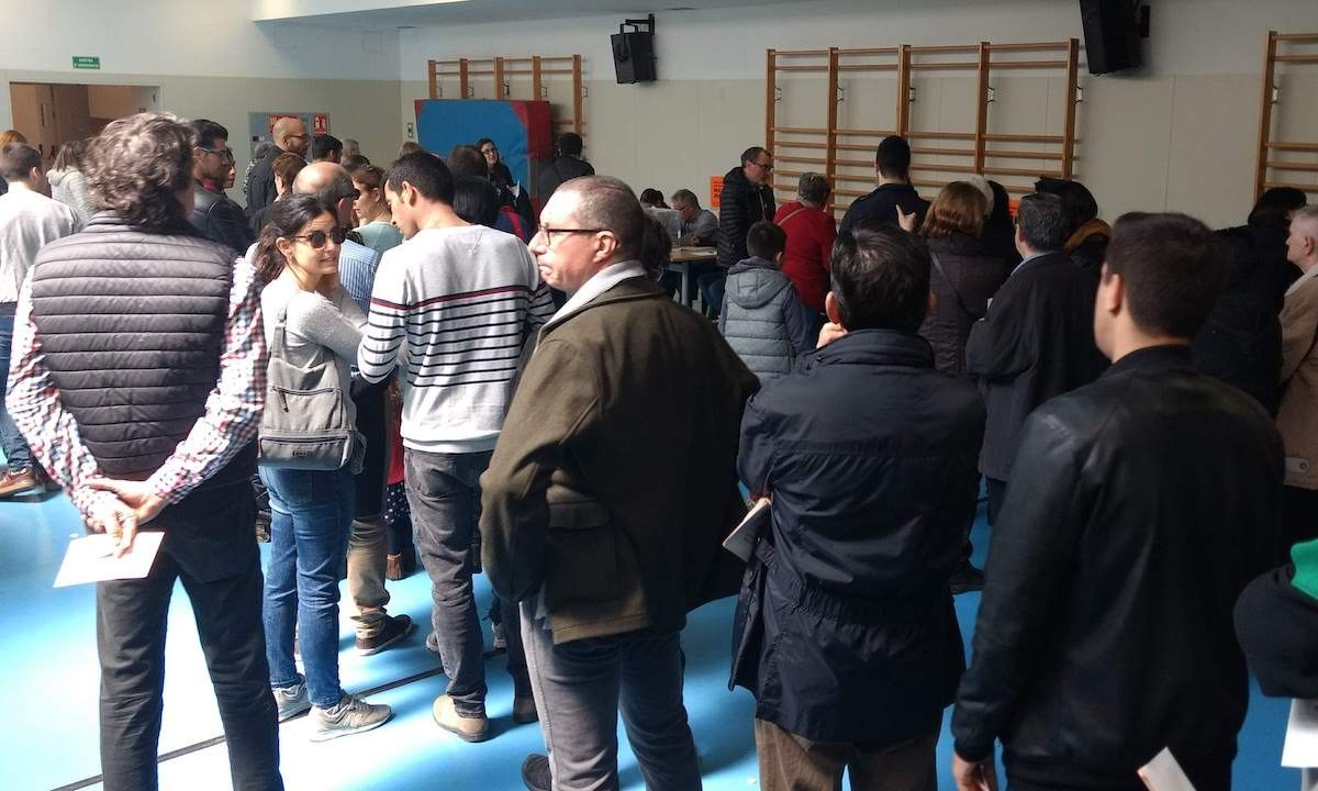 Cues per votar a l'escola La Salut de Sabadell