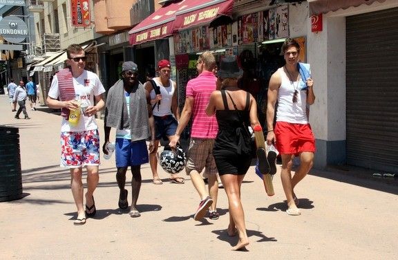 Diversos turistes passejant per Lloret de Mar