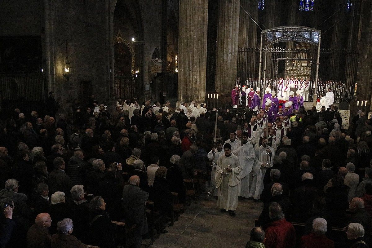 El final de la missa exequial en record al bisbe emèrit de Girona Jaume Camprodon