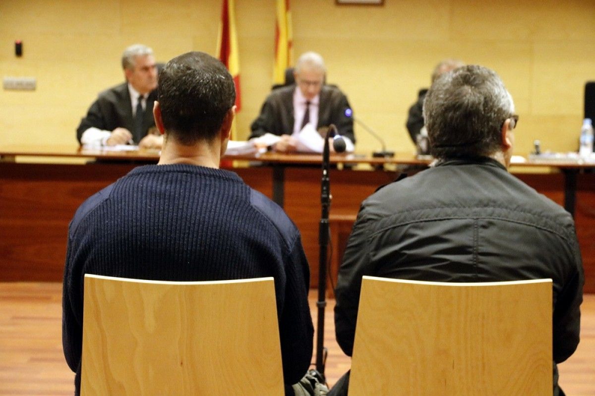 L'acusat escolta la sentència a l'Audiència de Girona.