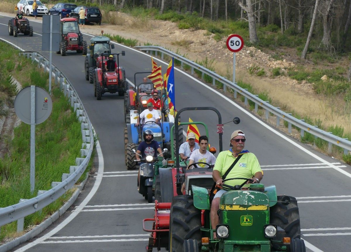 Els tractors entrant al recinte del centre penitenciari de Mas d'Enric, al Catllar 