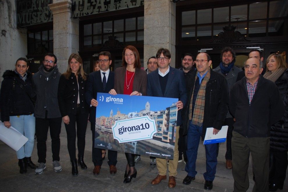 L'alcaldessa de Girona, Marta Madrenas amb la resta d'organitzadors i participants del Girona 10