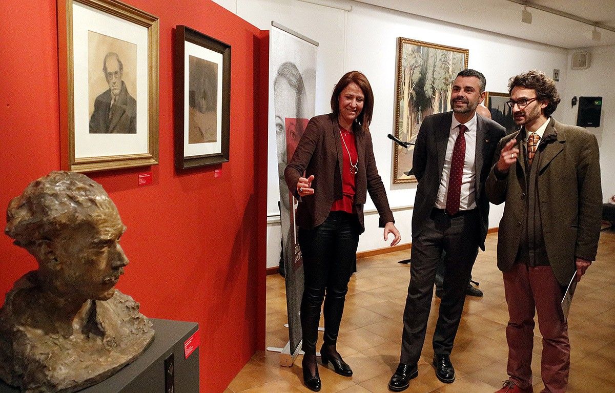El conseller de Cultura, Santi Vila, l'alcaldessa de Girona, Marta Madrenas, i el comissari de l'Any Bertrana, Oriol Ponsatí-Murlà