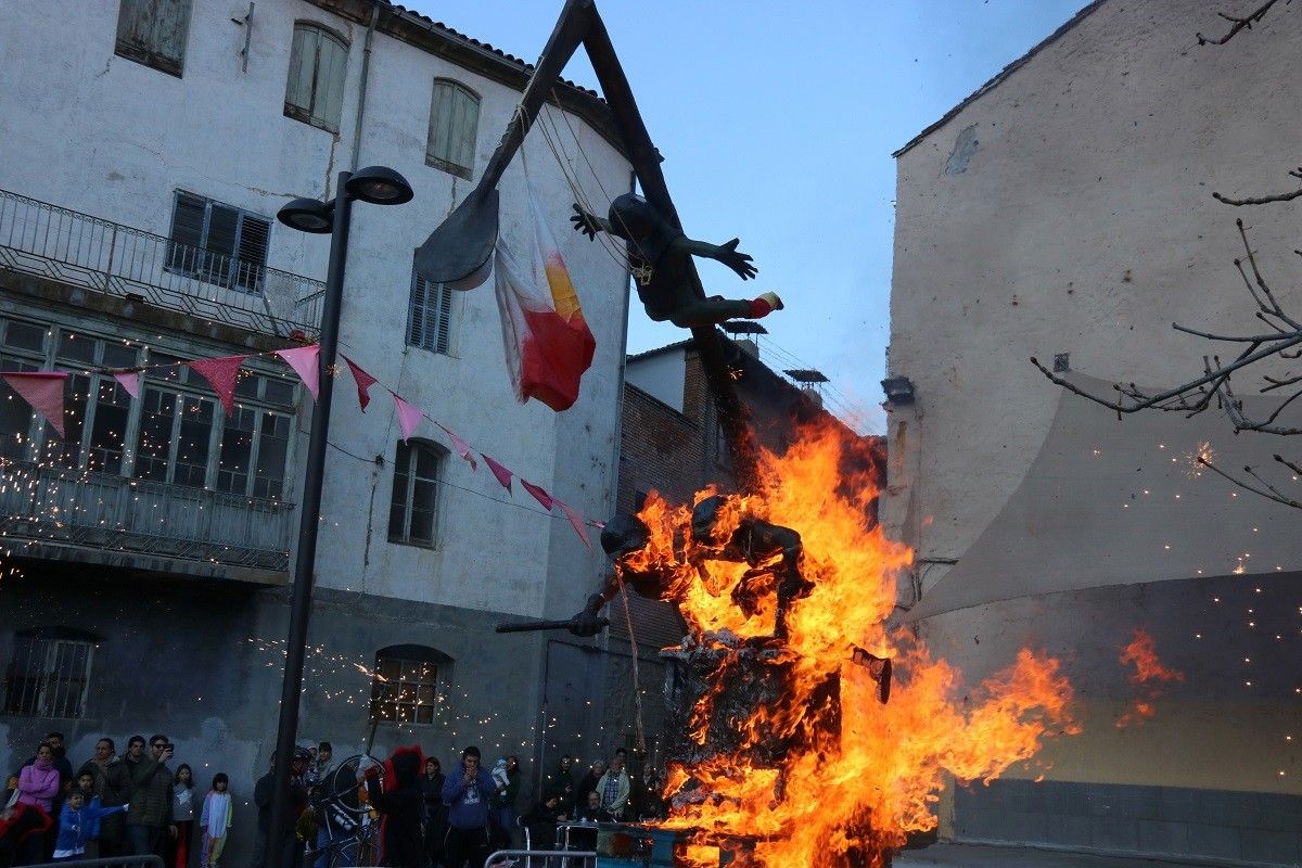 El ninot del paracaigudista cremant a Ribes de Freser