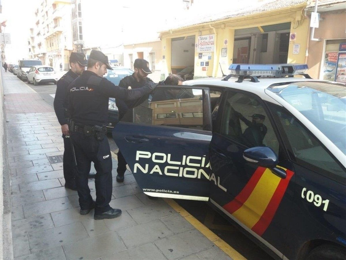 La Policia Nacional realitzant la detenció