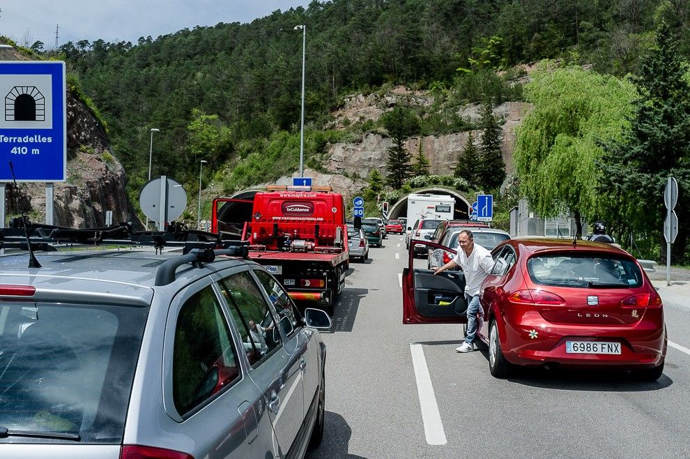 Vehicles aturats a l'entrada del túnel de Terradellas, a la C-17 al seu pas pel Ripollès