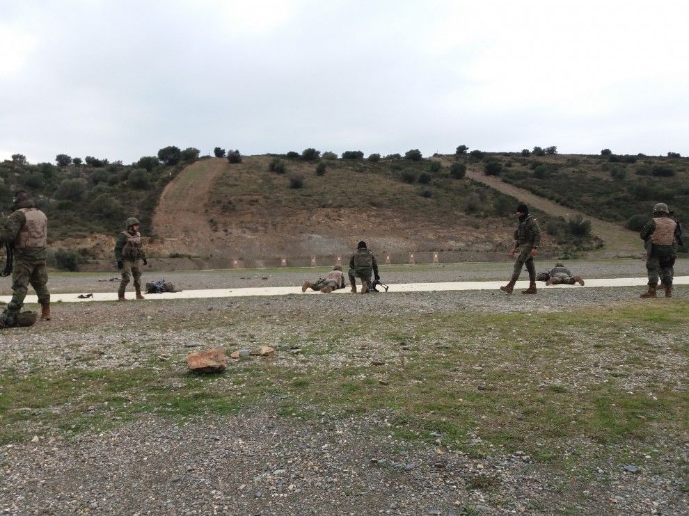 Militars fent pràctiques de tir a la base militar de Sant Climent Sescebes (Alt Empordà)