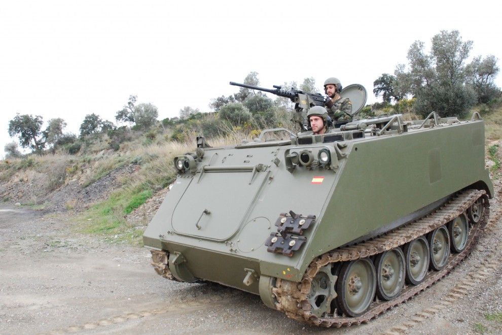 Dos militars fan pràctiques amb un dels nous vehicles que han arribat a la base de Sant Climent Sescebes.