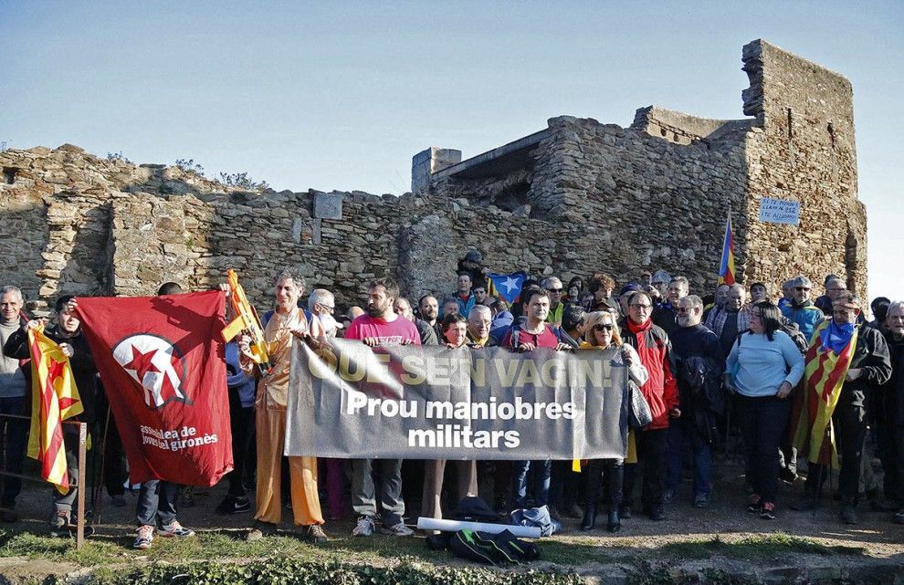 La pancarta que s'ha desplegat al castell de Sant Miquel contra presència de l'exèrcit