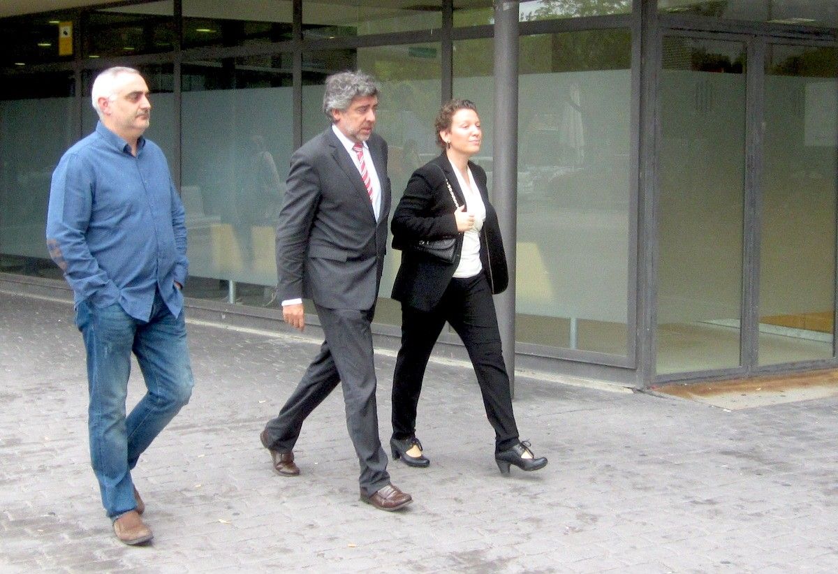Maite Morao, sortint dels Jutjats de Sabadell