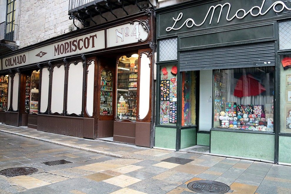 Dos dels comerços més emblemàtics de la plaça del Vi, a Girona, aquest 24 de febrer de 2017
