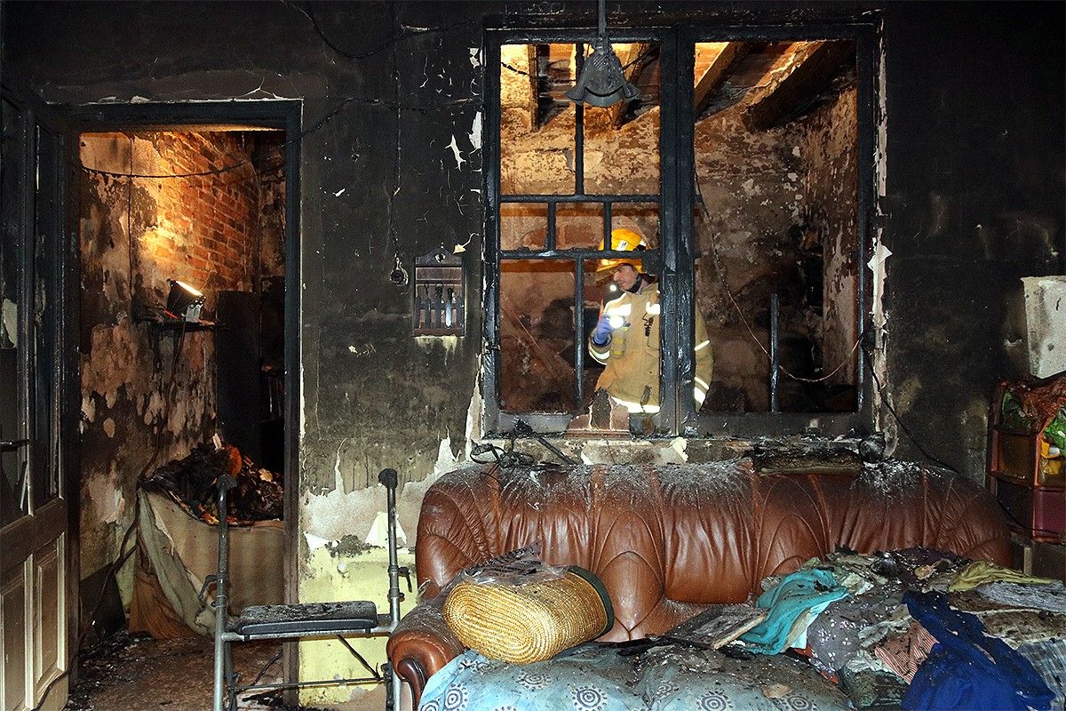 Un bomber en la casa on s'ha produït l'incendi mortal