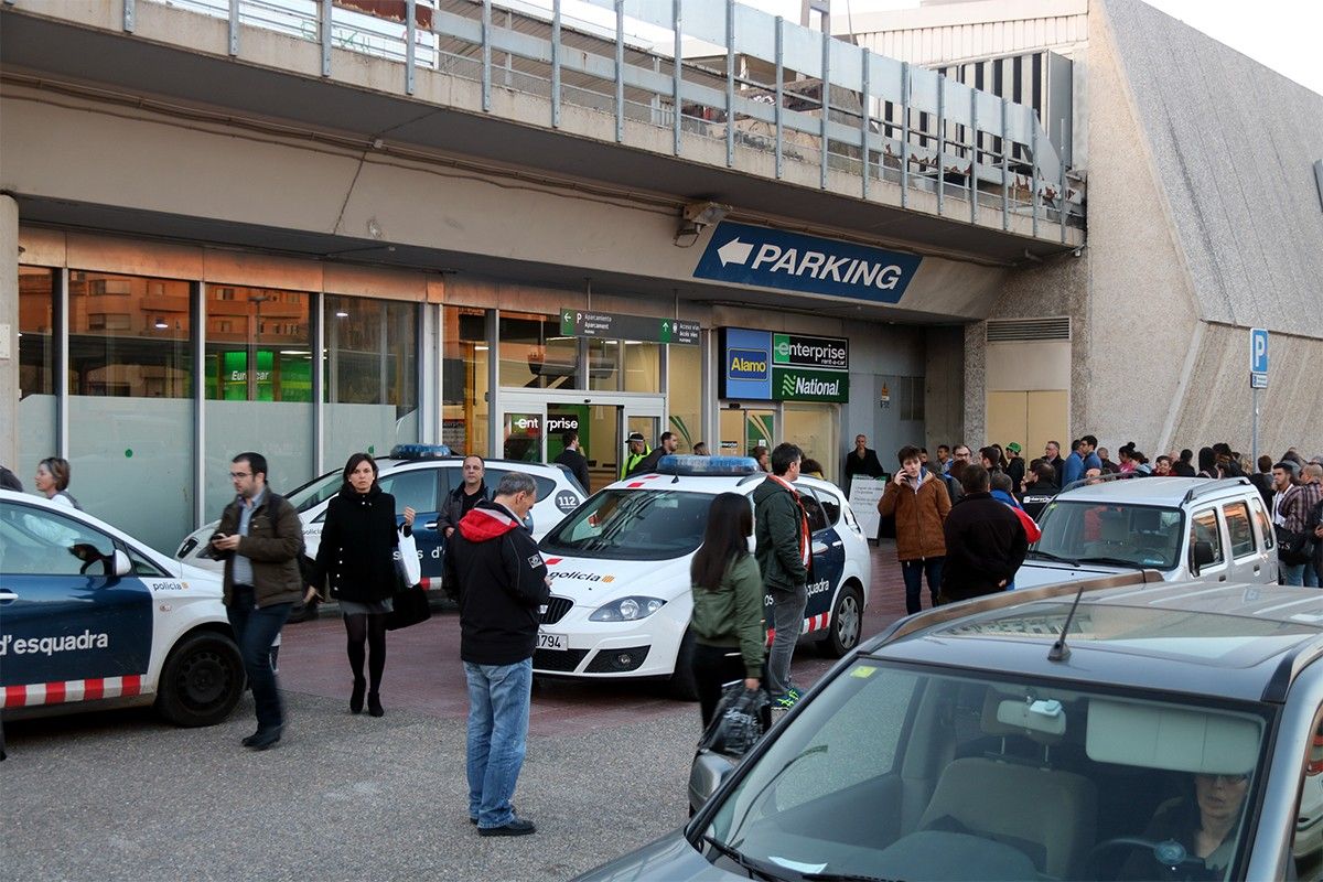 Els Mossos, a l'estació de Girona, després del succés