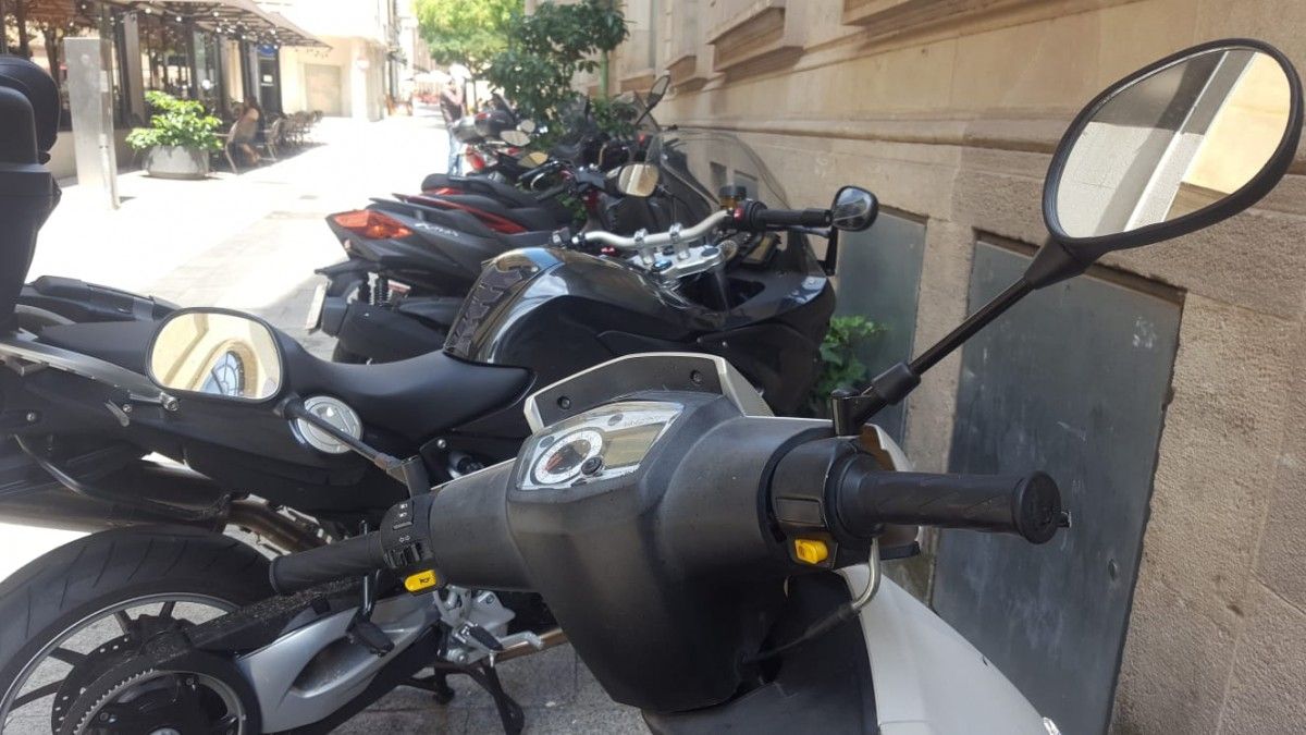 Motocicletes aparcades en un cantó del carrer Sant Pau