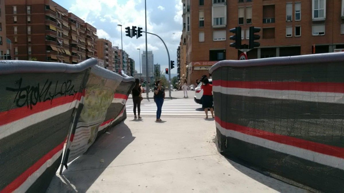 Les tanques semicaigudes d'una part de la plaça d'Espanya