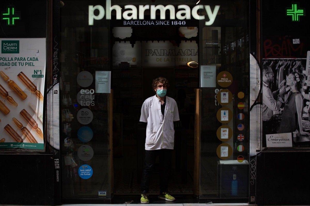 Un ciutadà sortint amb mascareta d'una farmàcia, a Vic