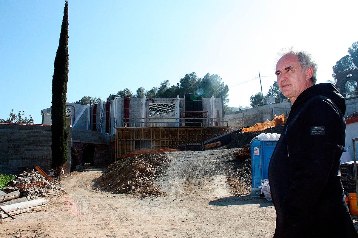 Ferran Adrià, amb les instal·lacions al darrere