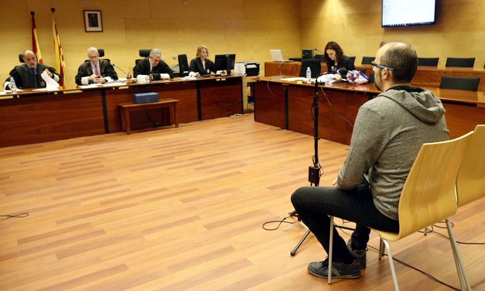 L'acusat, assegut a la banqueta de la Secció Quarta de l'Audiència de Girona