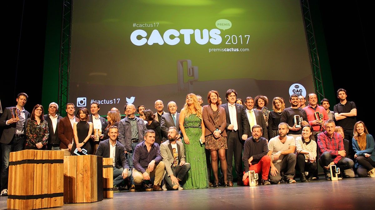 Foto de família dels guardonats als Premis Cactus d'enguany