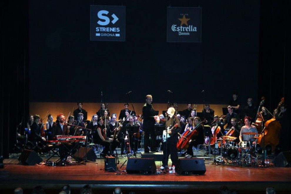 Joan Miquel Oliver i la Jove Orquestra de les comarques gironines interpretant Final Feliç al concert del festival Strenes