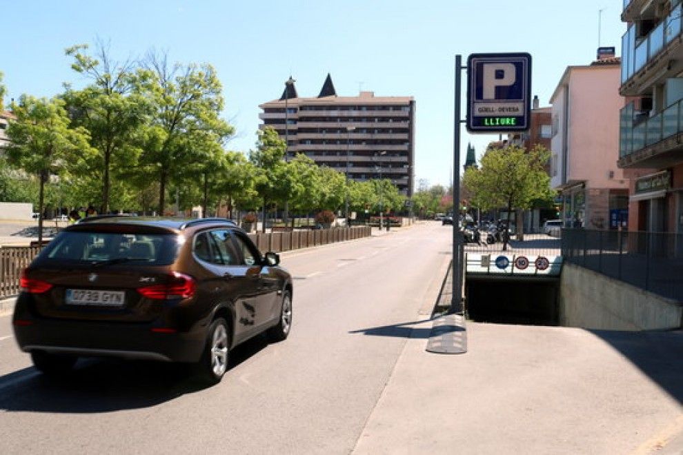 Imatge de l'entrada de l'aparcament de la Devesa