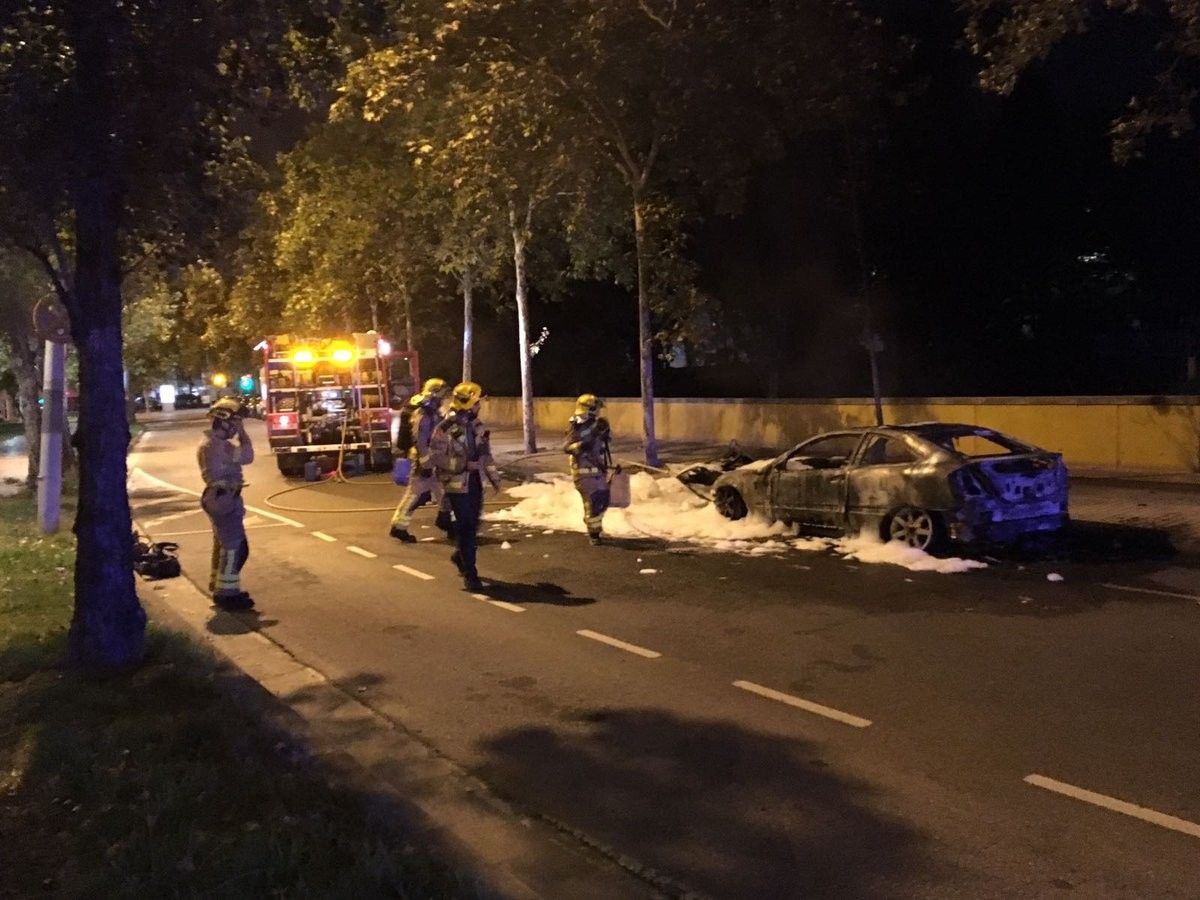 Els bombers durant l'extinció del vehicle calcinat a Sabadell 