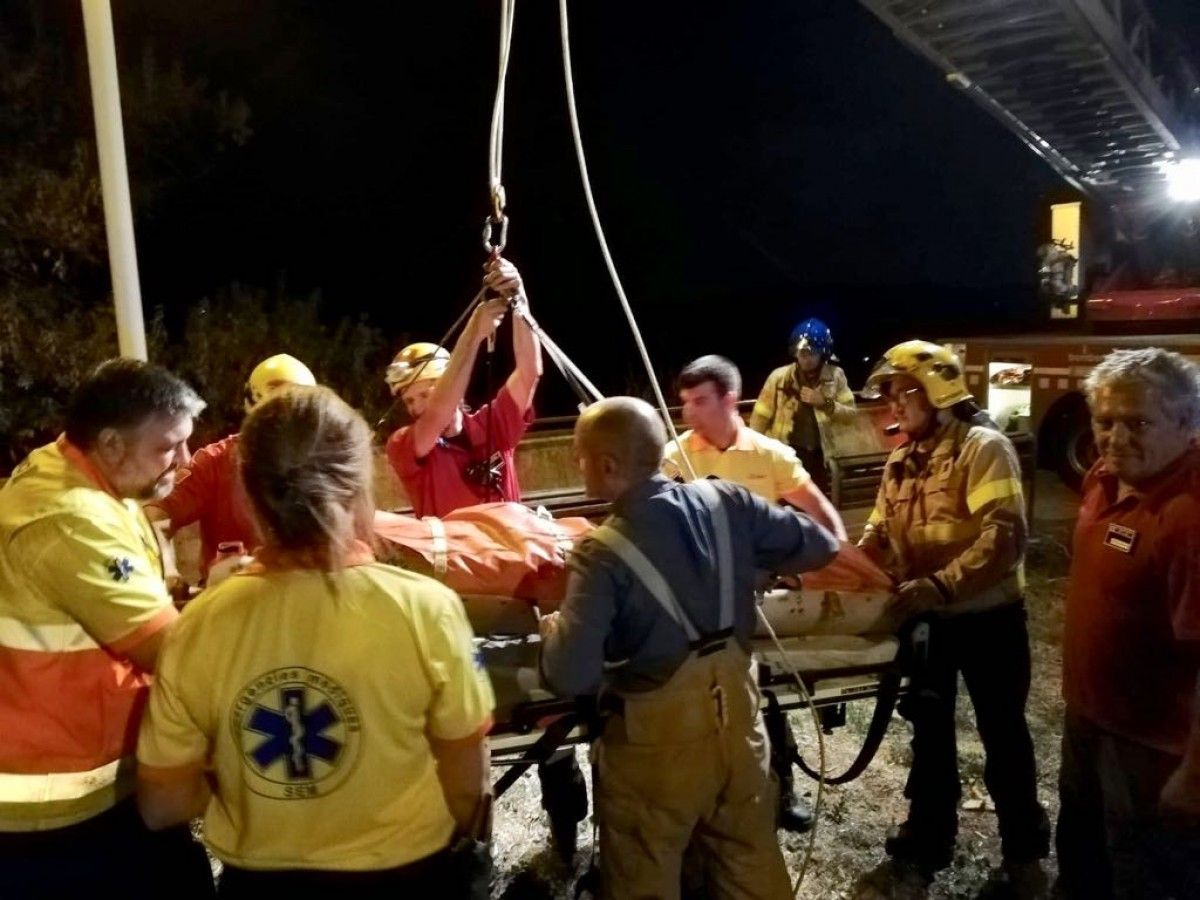 Moment del rescat de la dona al barranc de l'Hopital del Parc Taulí 