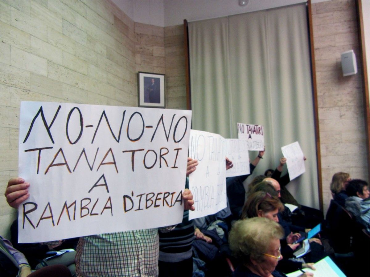 Les pancartes de persones contra el tanatori al ple de febrer
