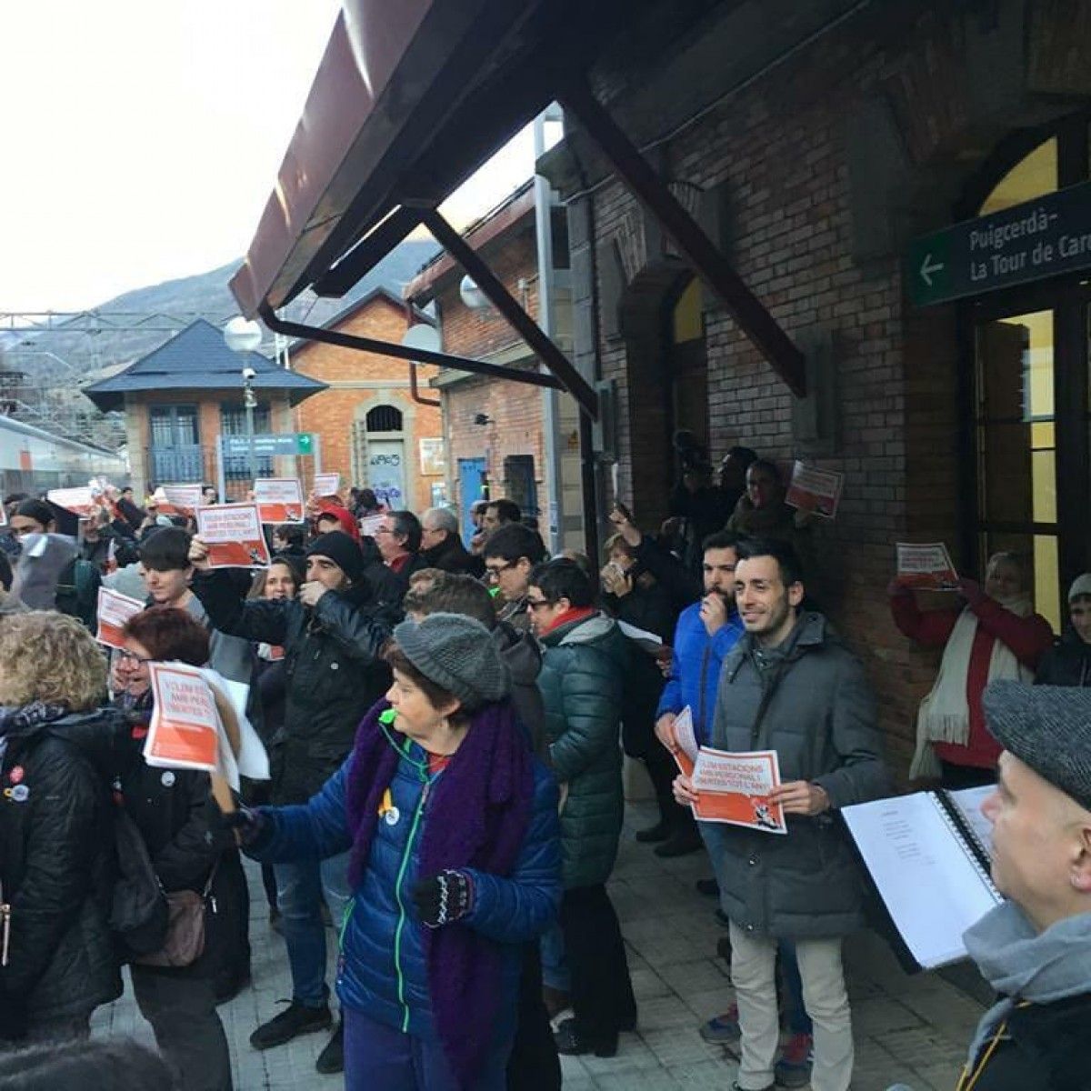 Imatge retrospectiva d'una protesta a l'estació de Puicerdà pels greuges a la línia R3.
