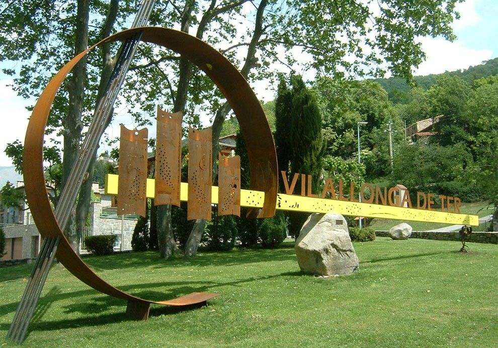 Escultura de l'entrada de Vilallonga