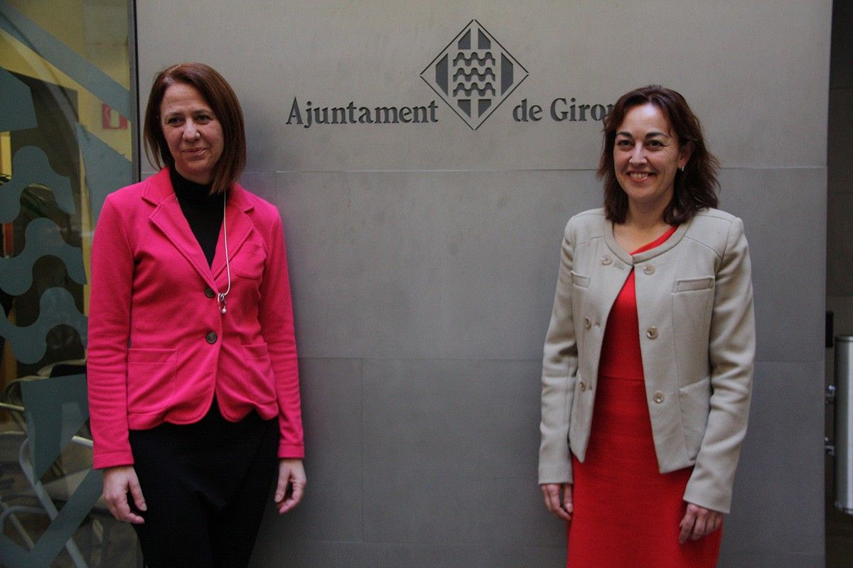 L'alcaldessa de Girona, Marta Madrenas, i la tinent d'alcalde socialista Sílvia Paneque